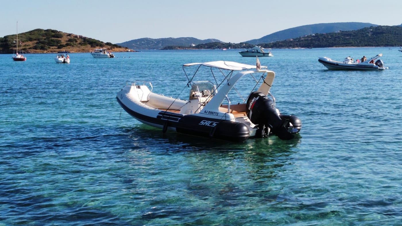 Lisca au mouillage dans la baie